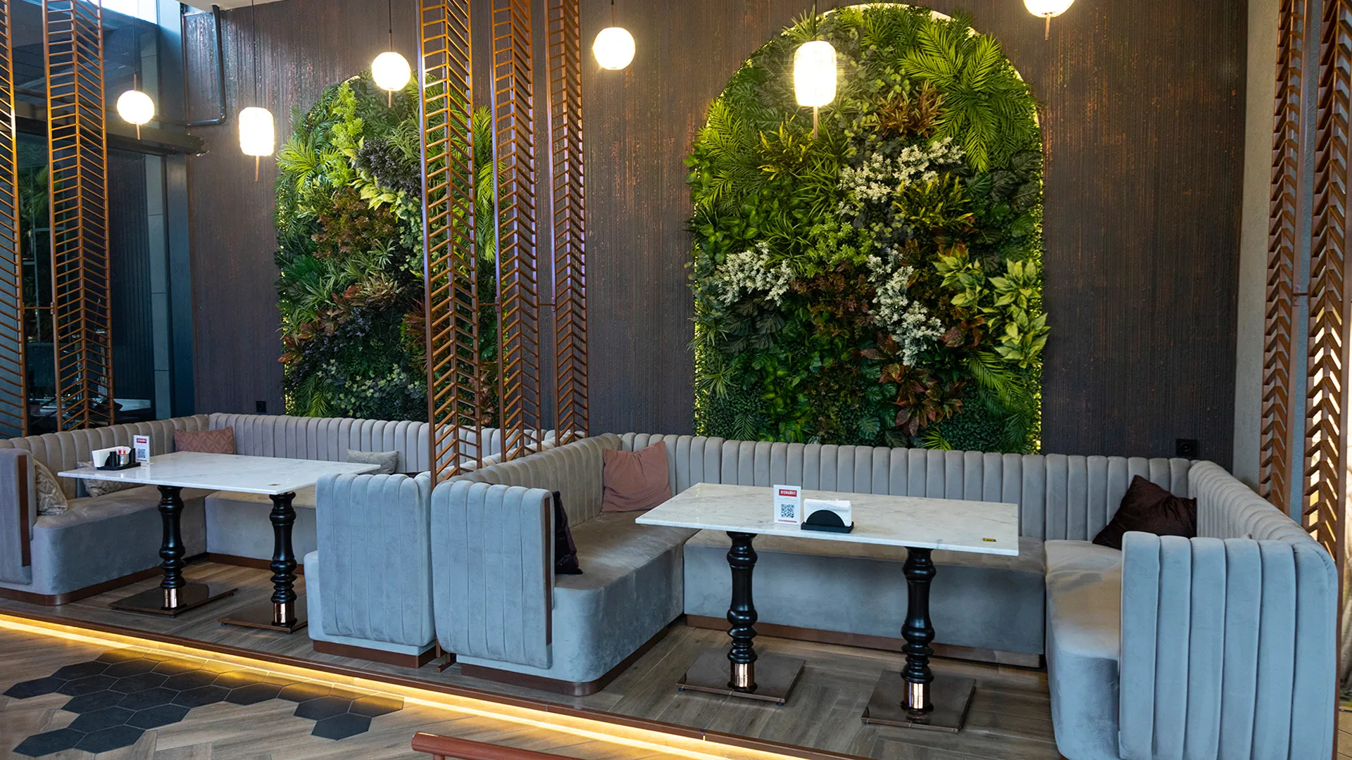 Yapay Dikey Bahçeler: Şehirde Doğanın Büyüsünü Keşfedin